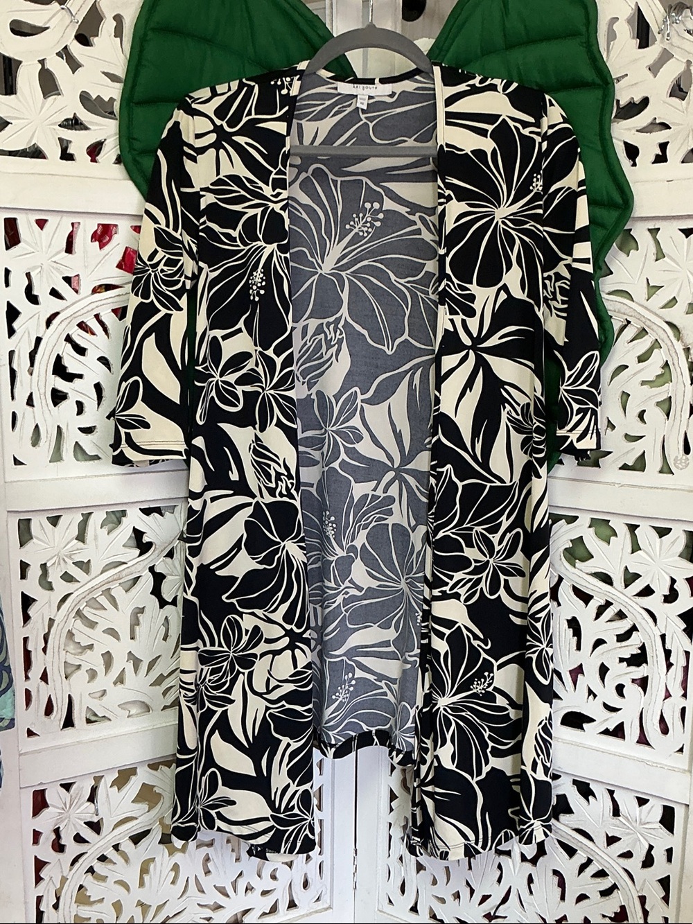 Ari South black/ white hibiscus plumeria 3/4 sleeve kimono duster cover up. XS